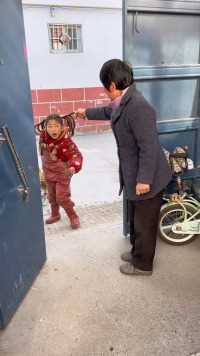 要是奶奶不给拉回来我感觉她俩能玩到天黑！