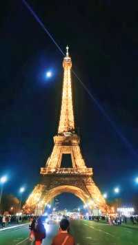 巴黎埃菲尔铁塔 ～浪漫之都的爱情纪念碑。“真正的浪漫不在巴黎，而在你我之间”！#法国🇫🇷