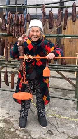 奶奶习惯了用农村的老秤 用自己手艺给奶奶做了一个红木秤