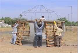 这帮施工团队给当地村民打造出独特乘凉亭，众人见后都欢呼雀跃！