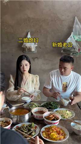 今天带二婚老婆回父母家吃饭，没想到竟然被妹妹嫌弃，吃饭的时候故意为难老婆，平时就是太惯着她了，才让她这么没大没小，虽然老婆是二婚，但是也是我追了很久辛苦求娶来的，我不能让她在我家受气