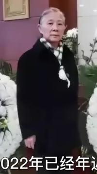 林豆豆现身丈夫葬礼，满头白发站都站不稳，挽联落款和父亲有关