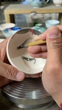 陶瓷手艺人瓷上画虾，一笔一画尽显功底