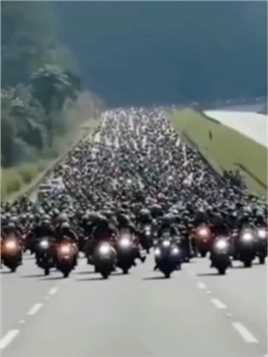 一位6岁患有癌症晚期的德国男孩，在网上发帖希望“在生命的最后时刻，能有30名骑手经过他家门口”德国2万摩托车骑手自发组织到一起，实现了一个6岁男孩的愿望，小孩没有遗憾了！