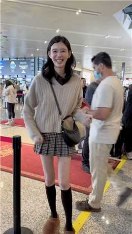 #奚梦瑶 身穿针织衫搭配格子短裙现身机场，开心的像个孩子，你们觉得这造型怎么样？