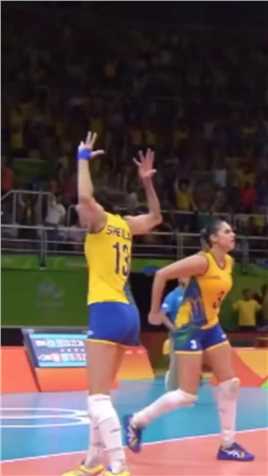  有时候嚣张也是害怕的表现，巴西女排太害怕输了，谢拉发球上步都开始犹豫了。#排球