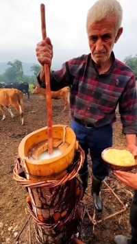 巴基斯坦的大爷制作黄油.