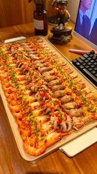 今晚宵夜蒜蓉烤海鲜拼盘。
