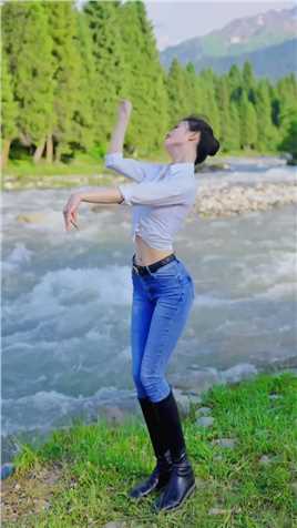 我是草原上的一条小河#一条小河#户外舞蹈#新疆
