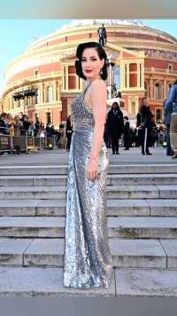脱衣舞娘Dita Von Teese出席英国The Olivier Awards大奖红毯
#DitaVonTeese#TheOlivierAwards#红毯#明星#美女#时尚#时尚穿搭