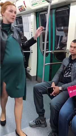 国外地铁上的趣事，女人用这个办法让座