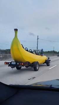 国外的街头奇闻，竟还有香蕉造型的轿车