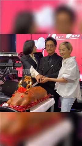 59岁的#刘嘉玲 和64岁的#毛舜筠 现身好友谢君豪的60岁生日宴，不得不说香港艺人保养的也太好了，你还记得他们吗？