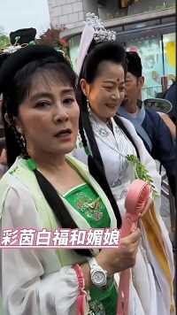 杭州街头惊现新白娘子主演彩茵，白福和媚娘，满满的童年回忆。