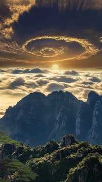 传说中的蓬莱仙境在黄山真的存在，每当云雾缠绕，峰尖微露，似海中岛屿，故名‘蓬莱三岛’。