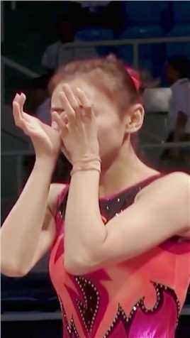 蹦床公主何雯娜意外跌出场外，时候忍着疼痛重新完成比赛。这一刻冠军的归属已经不重要 #感动