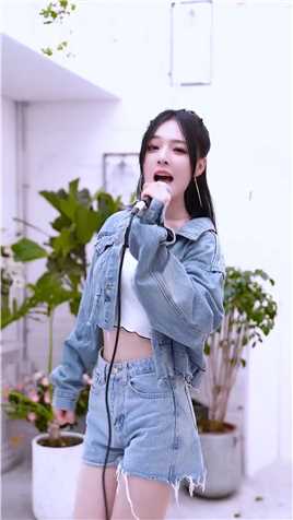 小时候偷吃了一盒炫迈，妈妈罚我站住不许动，笑shi，我根本停不下来