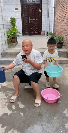 爸爸洗脚还看手机，给他个教训