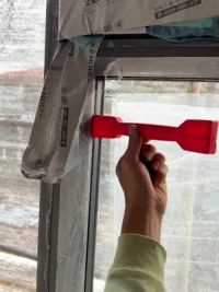 固定玻璃缝隙太大，塞紧再打胶#门窗安装 #门窗人的日常 #胶粒#门窗安装