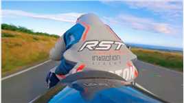 传奇曼岛车手李·约翰斯顿驾驶他的本田RC45以平均210khh速度跑完曼岛一圈曼岛TT