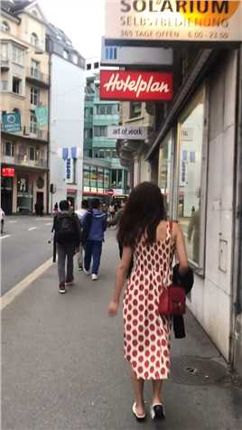 前面的小哥哥居然都不回头