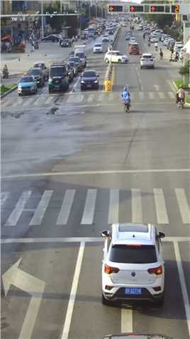 闯红灯横穿马路遭遇“鬼探头”，骑车人被撞伤还要担全责