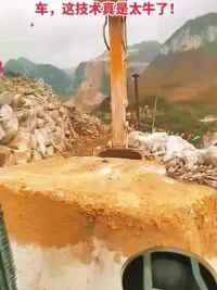 挖机师傅把百吨巨石装上车，这技术真是太牛了！#挖掘机 #挖掘机工作第一视角视频