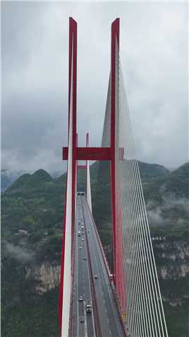 世界最大跨径钢桁梁斜拉桥——鸭池河大桥，全长1240，离河底高约250米，汽车行驶在云雾缭绕的大桥上，实在太震撼了！