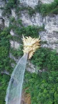 贵州龙里龙吐水，整座山脉做龙身，龙头由11.8吨黄铜制造，每小时吐水量约60吨，常年不断，那么里面的水到底从何而来呢？