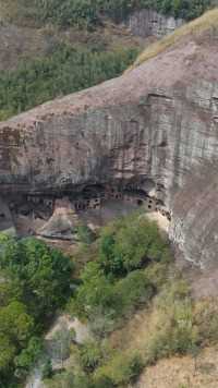 在湖南大山悬崖下，竟然有几户人家居住在山洞中，到底是谁在此隐居呢？