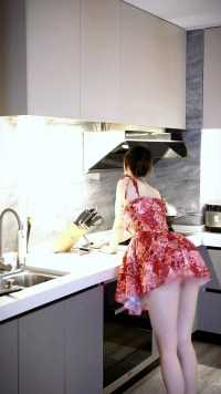 谁规定厨房干活不能穿裙子哒？！