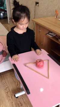  移动一根筷子，不动苹果，使苹果在三角形外面，你能做到吗？