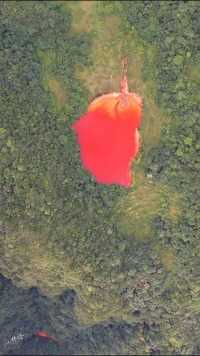 贵州深山里的红色水潭，这里地处海拔1800多米，水到底从何而来，为何会变成血红色？真让人觉得匪夷所思！