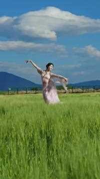 喜欢的舞蹈就要多跳几遍呀～#翻跳#风吹麦浪#卿卿日常#去有风的地方