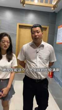 深度还原大堂经理面试不同级别员工的朋友