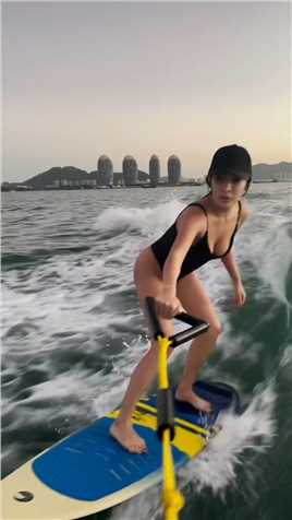 滑板冲浪 #玩水的小姐姐 #带你飞
