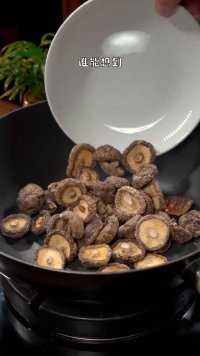 把香菇和紫菜放到锅里炒一炒，出锅您将得到一份纯天然无添加的厨房必备品