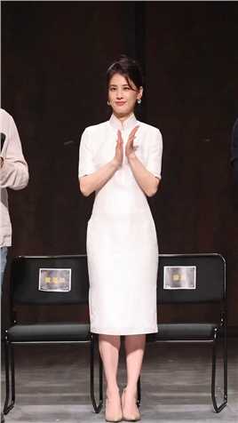 #黄圣依 白色旗袍造型，41岁这状态如何？！！