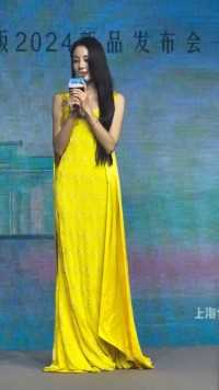 #迪丽热巴 一身黄色拖地长裙优雅现身！！