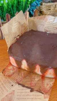 带草莓夹心的冰山熔岩不能错过的颜值甜品冰山熔岩甜品