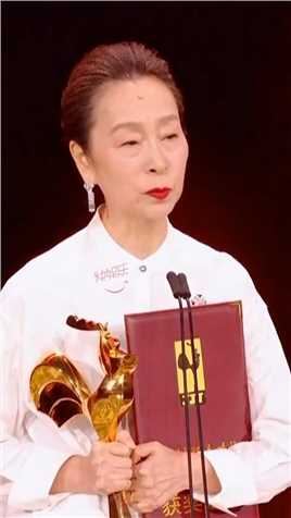 恭喜 老一辈艺术家 #奚美娟 凭借《妈妈》击败 #倪妮 杨恩又等，荣获金鸡奖最佳女主角！