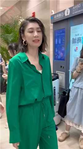 48岁 #贾静雯 参加节目下班被粉丝原相机拍摄，镜头下的下明显老了不少，脸部太瘦，你们觉得呢？