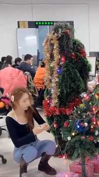 趁女友装饰圣诞树给她个惊喜，看看她能不能发现我_下