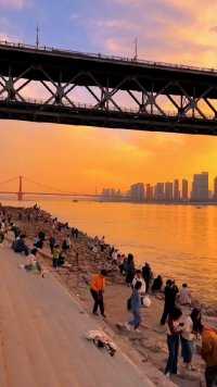 武汉长江大桥的日落，看一万次也会心动，带你喜欢的人一起来打卡吧，