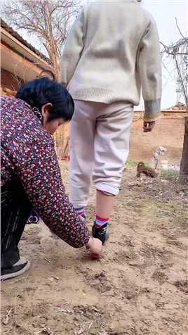 还是媳妇聪明，一只高跟鞋种了5亩玉米#爆笑#热门