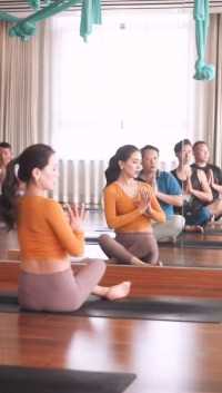 持之以恒每天习练瑜伽，你将能以平静成熟的心态面对生活