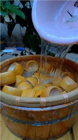 用竹子制作主人杯的方法，高温盐水煮后，车出杯子的形状，用石灰水泡过一个星期，再放入烤箱中烘烤，这样做出来的竹杯能够使用的更久一点~