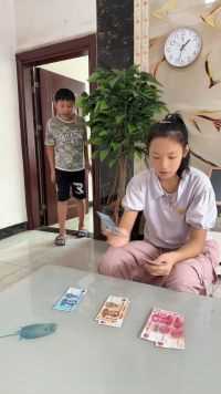 这搞笑姐弟俩，一个装傻，一个装幼稚，看样子不开心都不行