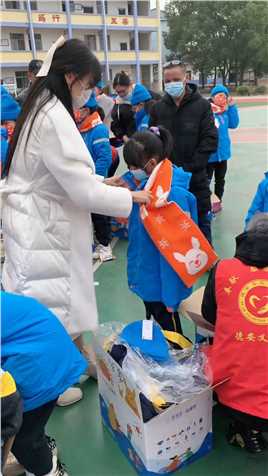 刚从大凉山回到江西 今天来到德安县给十个乡镇学校的孩子们发放温暖包