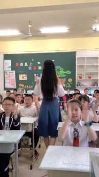 每日的最后几课学生容易犯困 带孩子们跳跳手势舞 元气满满后教师 可爱的学生随拍 